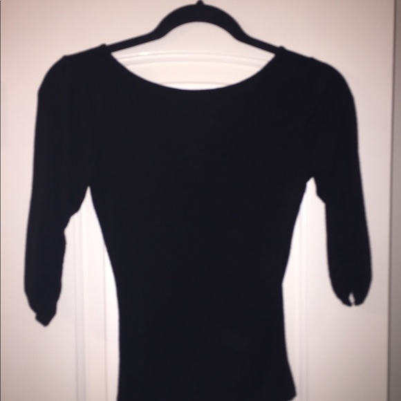 Black top with sleeves and keyhole in front - Picture 4 of 5
